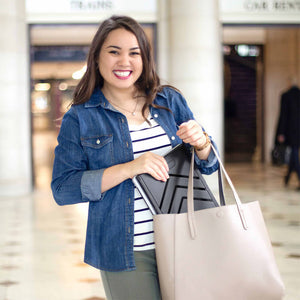 14-inch | Swivel | Sidetrak | Monitor Portable | A female college student smiling and tucking a sidetrak swivel into her tote bag 